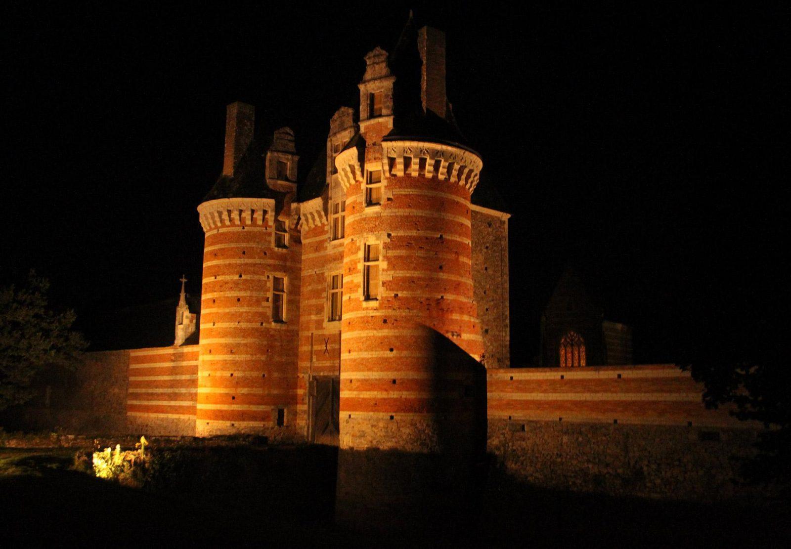 Le chatelet de nuit du Chateau de Mortiercrolles